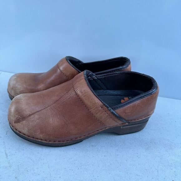 Women’s Dansko XP Size 38 Brown Tooled Leather Clogs, Nursing Comfort Shoes - Picture 4 of 6